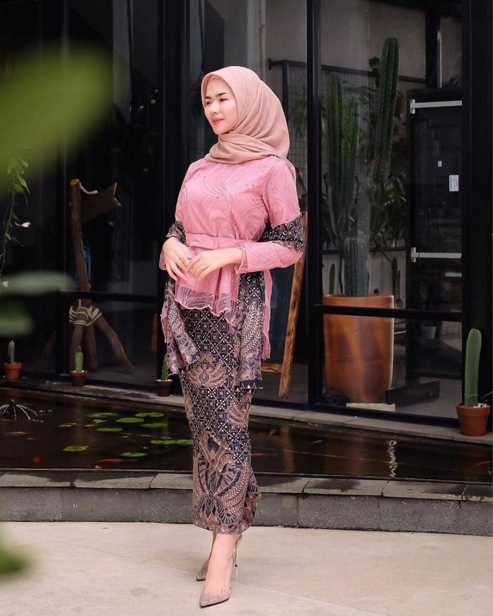 Kebaya brokat pink. (insatgram.com/nabilrach)