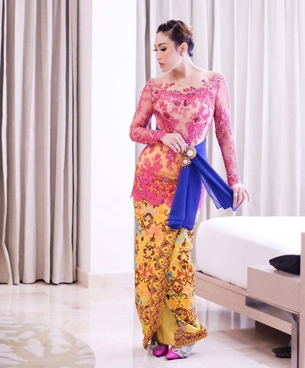 Kebaya brokat pink. (instagram.com/mrsayudewi)