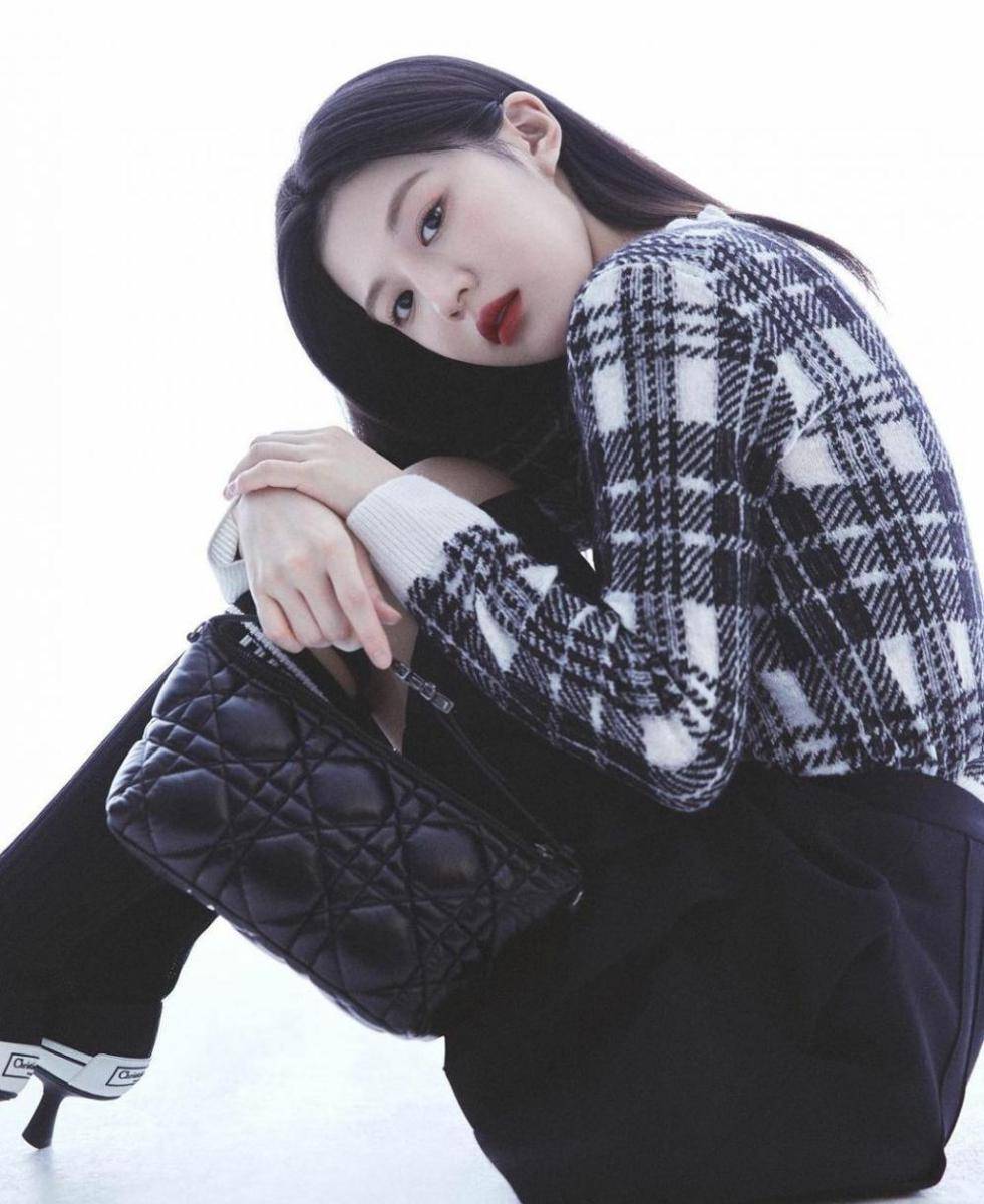 Ko Yoon Jung (instagram.com/goyounjung)