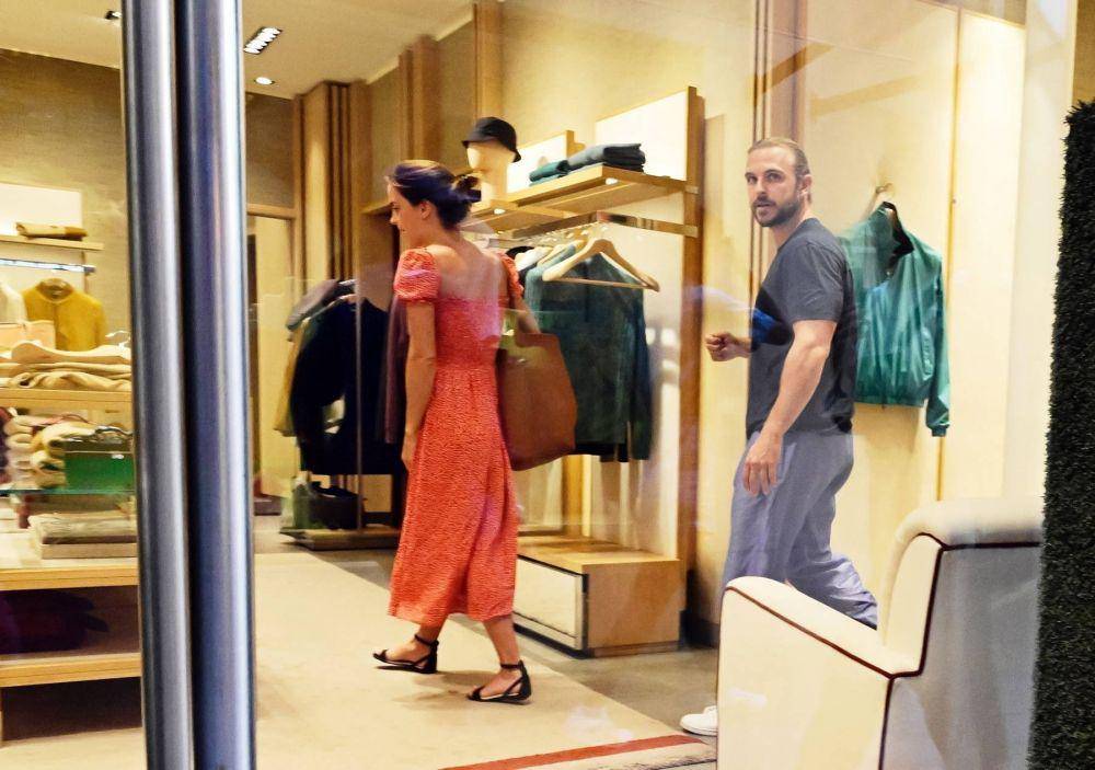 Emma Watson dan Brandon Green di Italia (celebsfirst.com)