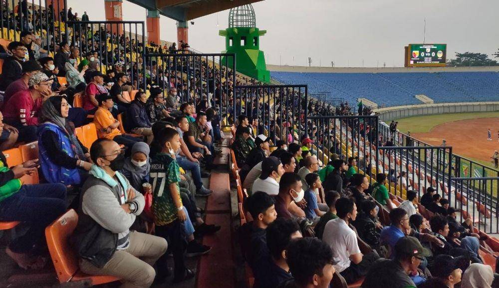 Suasana penonton di tribune dalam pertandingan Persikab vs PSIM, di Stadion Si Jalak Harupat, Minggu (28/8/2022). (IDN Times/Tino).