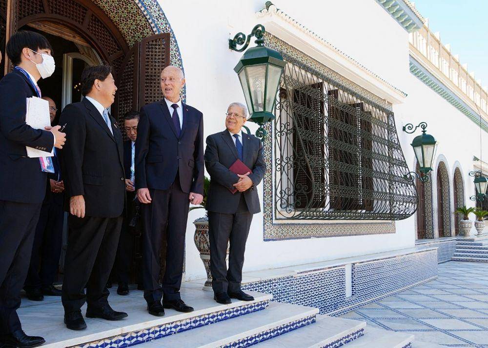 Presiden Kais Saied (kedua dari kanan), menyambut Menlu Jepang Yoshimasa Hayashi (kedua dari kiri) yang hadir dalam KTT TICAD8 (Twitter.com/外務省)