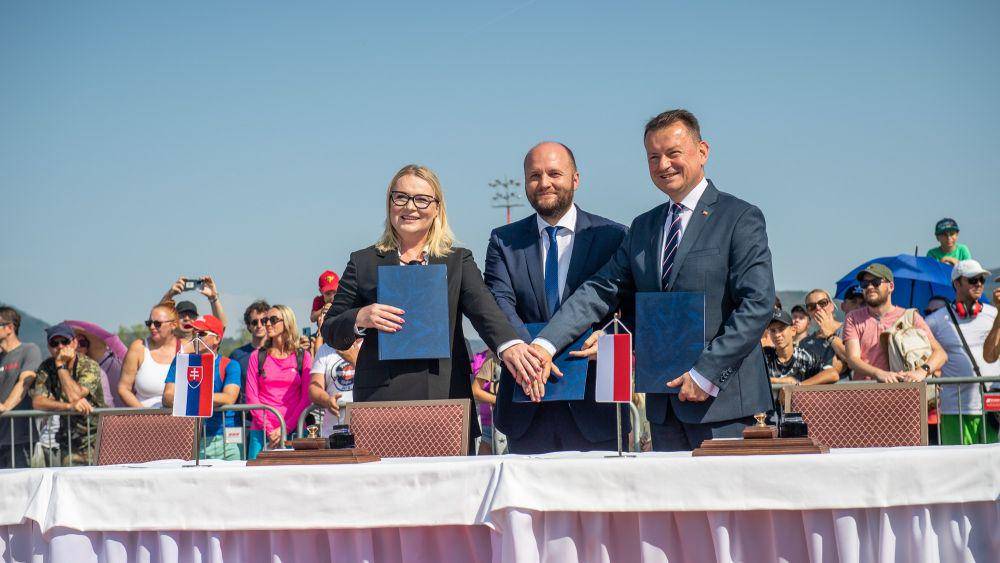 Perwakilan Polandia, Ceko dan Slovakia dalam penandatangan perjanjian keamanan (Twitter.com/Poland MOD)