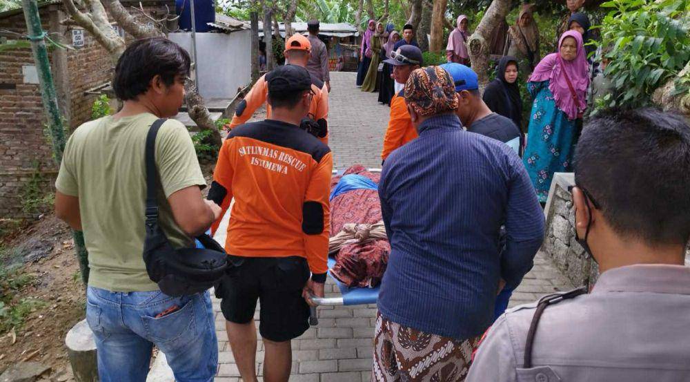 Evakuasi peziarah yang meninggal di Makam Syekh Bela-Belu, Parangtritis, Bantul. (Dok. Polres Bantul)