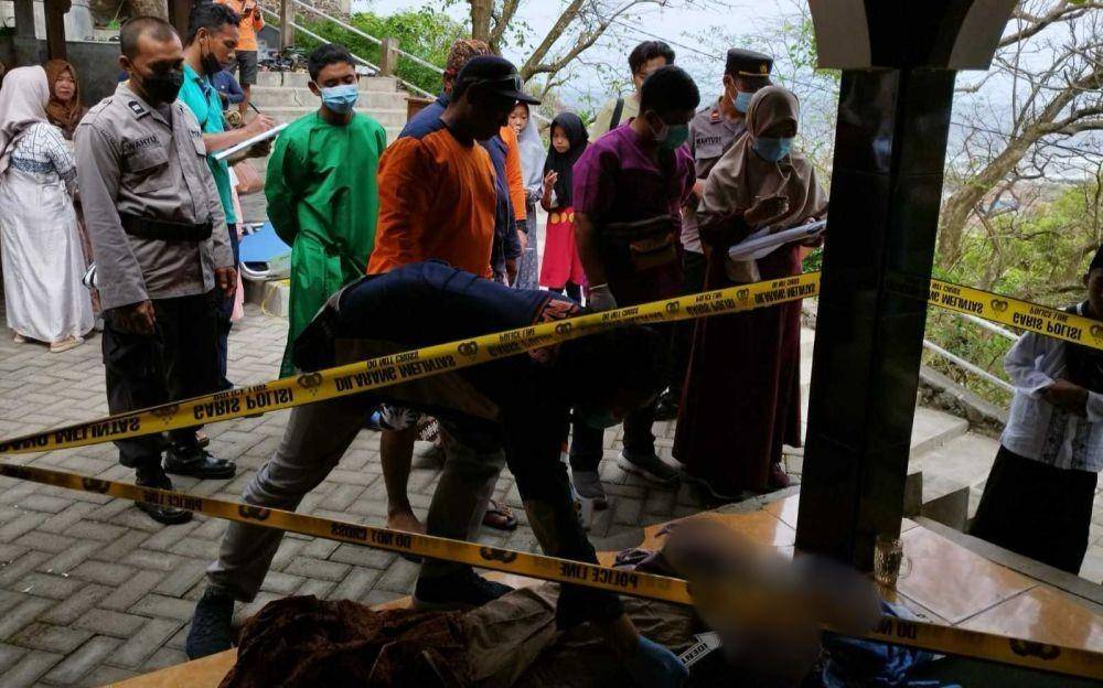 Peziarah meninggal di Makam Syekh Bela-Belu Parangtritis Bantul. (Dok. Polres Bantul)