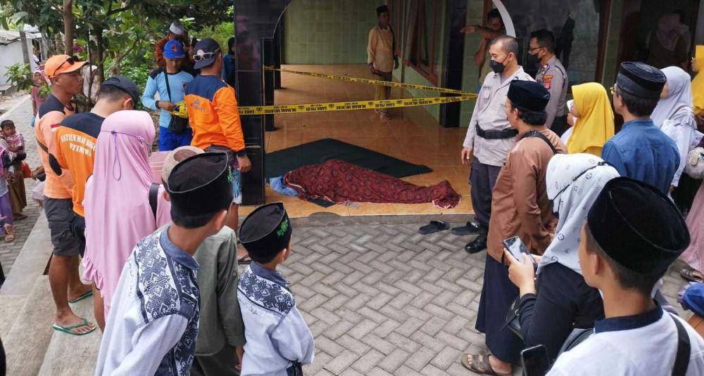 Peziarah meninggal di Makam Syekh Bela-Belu Parangtritis Bantul. (Dok. Polres Bantul)