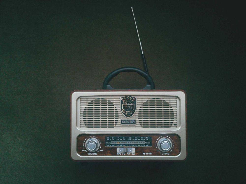 ilustrasi radio (unsplash.com/@tkirkgoz)