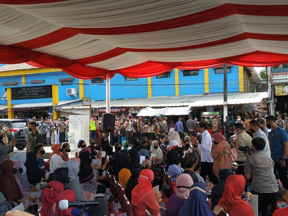 Jokowi kunjungan ke Pasar Cicaheum beri bantuan sosial ke warga dan pedagang, Minggu (28/8/2022). (IDN Times/Debbie Sutrisno)