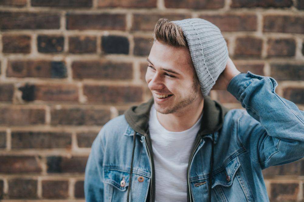 ilustrasi smiling depression (unsplash.com/Jeremy McKnight)