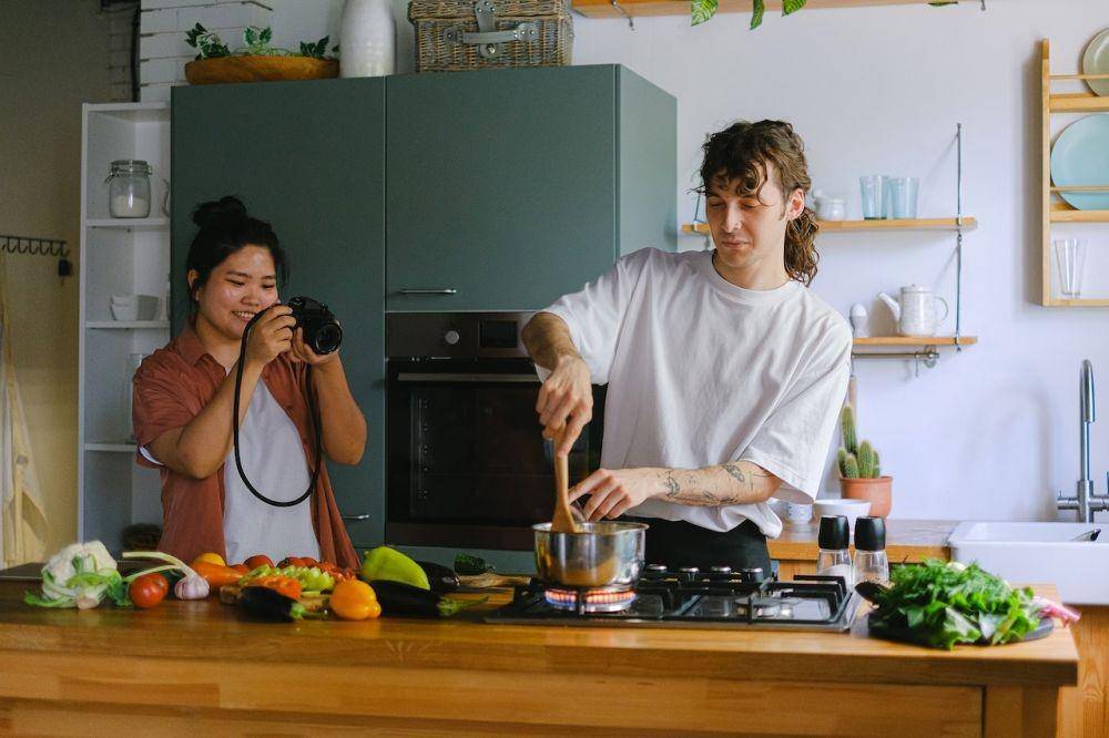 ilustrasi memasak bersama gebetan (pexels.com/Anna Shvets)