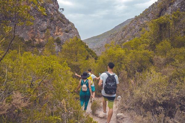 5 Tips Traveling Sambil Kurangi Dampak Krisis Iklim
