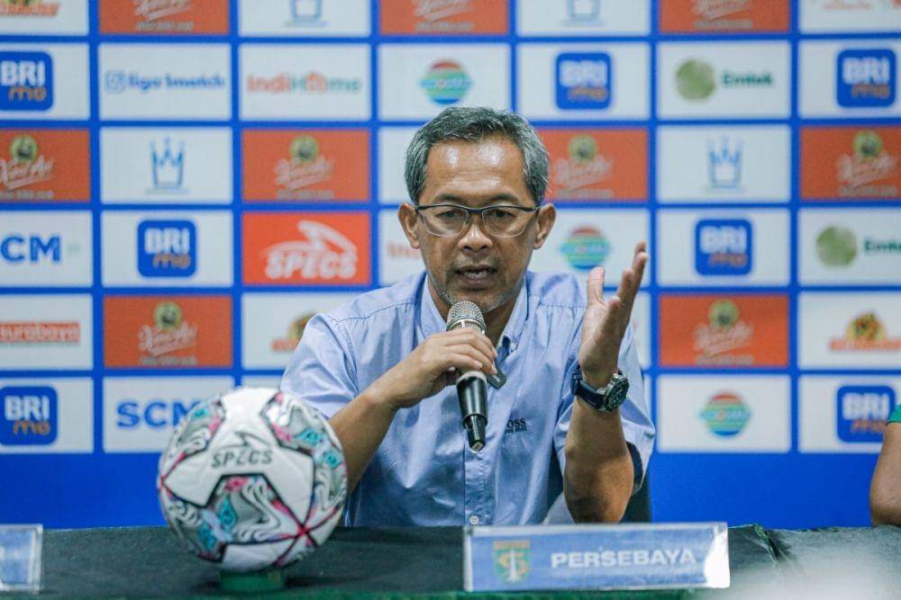 Aji Santoso menjelaskan pentingnya kemenangan melawan PSIS dalam sesi after match press conference. (Persebaya)