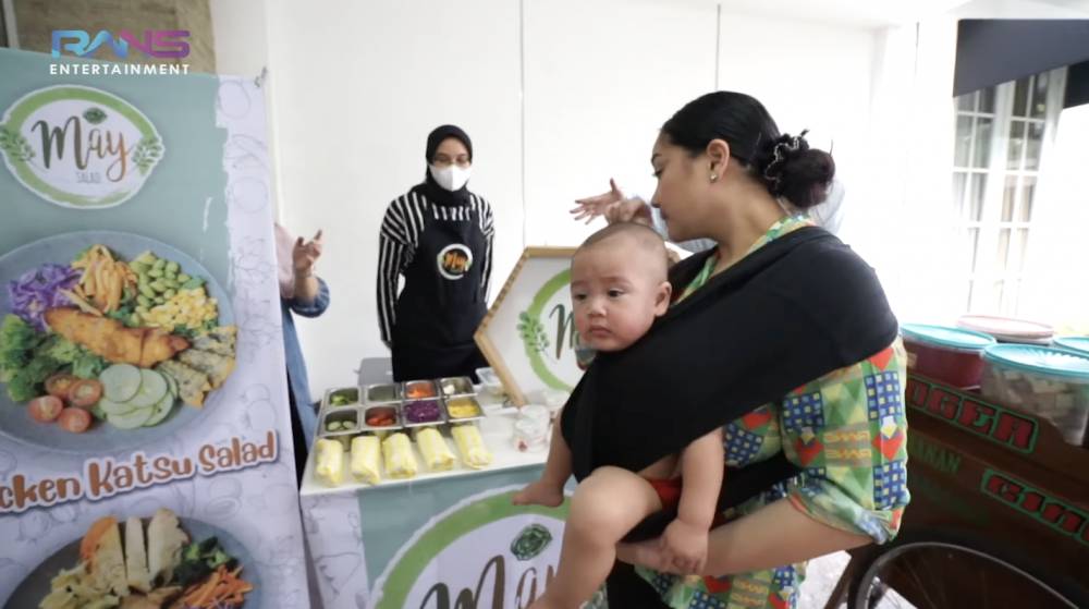 Nagita Slavina dan Rayyanza mukbang bareng (YouTube.com/Rans Entertainment)