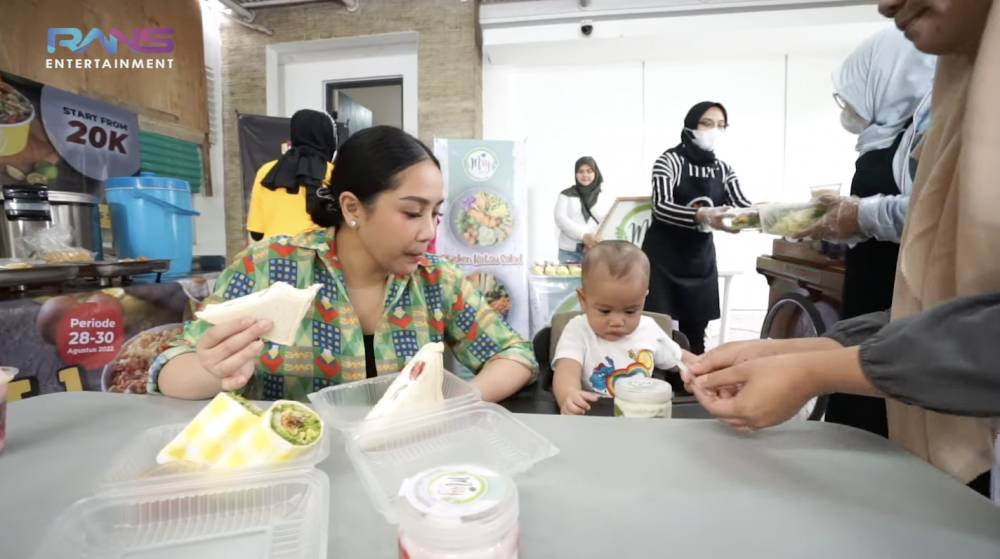 Nagita Slavina dan Rayyanza mukbang bareng (YouTube.com/Rans Entertainment)