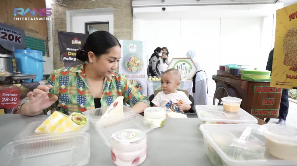 Nagita Slavina dan Rayyanza mukbang bareng (YouTube.com/Rans Entertainment)