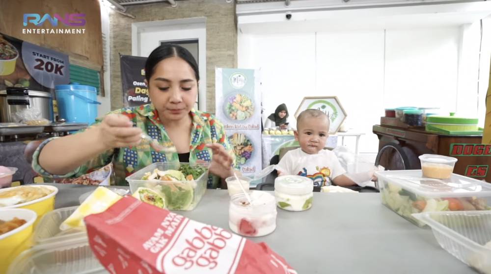 Nagita Slavina dan Rayyanza mukbang bareng (YouTube.com/Rans Entertainment)