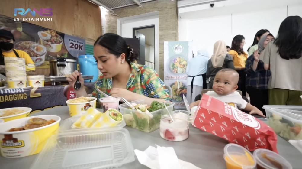 Nagita Slavina dan Rayyanza mukbang bareng (YouTube.com/Rans Entertainment)
