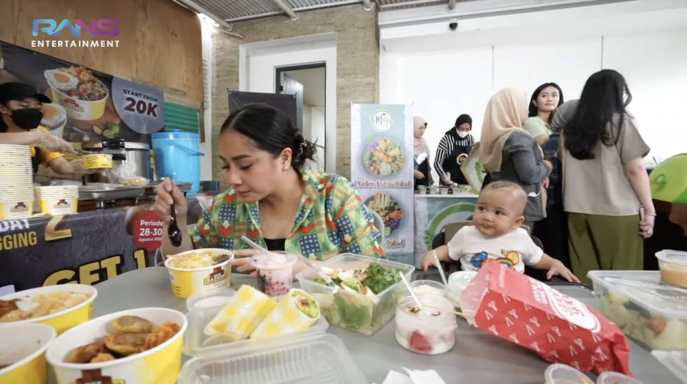 Nagita Slavina dan Rayyanza mukbang bareng (YouTube.com/Rans Entertainment)