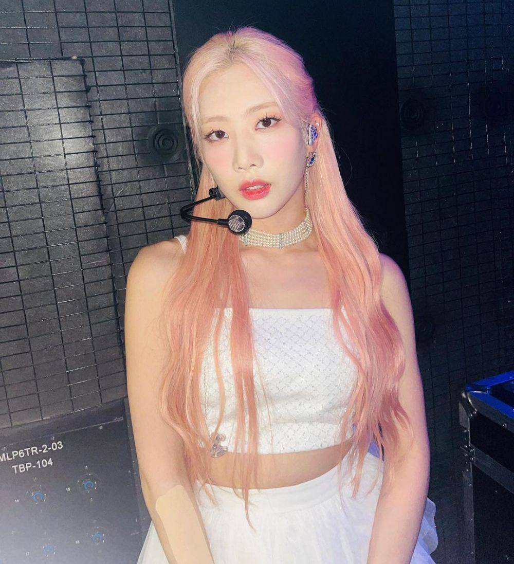 Kim Lip LOONA (instagram.com/loonatheworld)