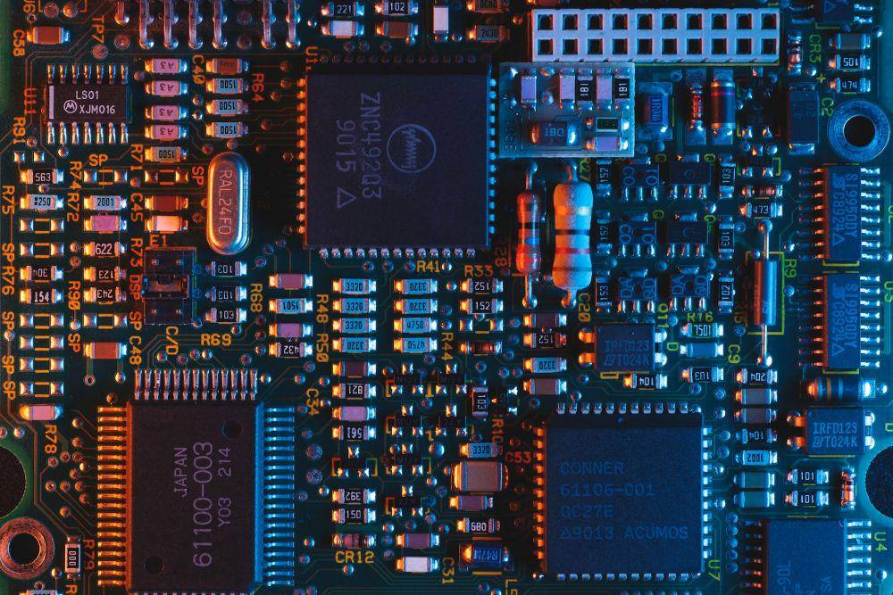 ilustrasi sirkuit berisi transistor (unsplash.com/ Umberto)