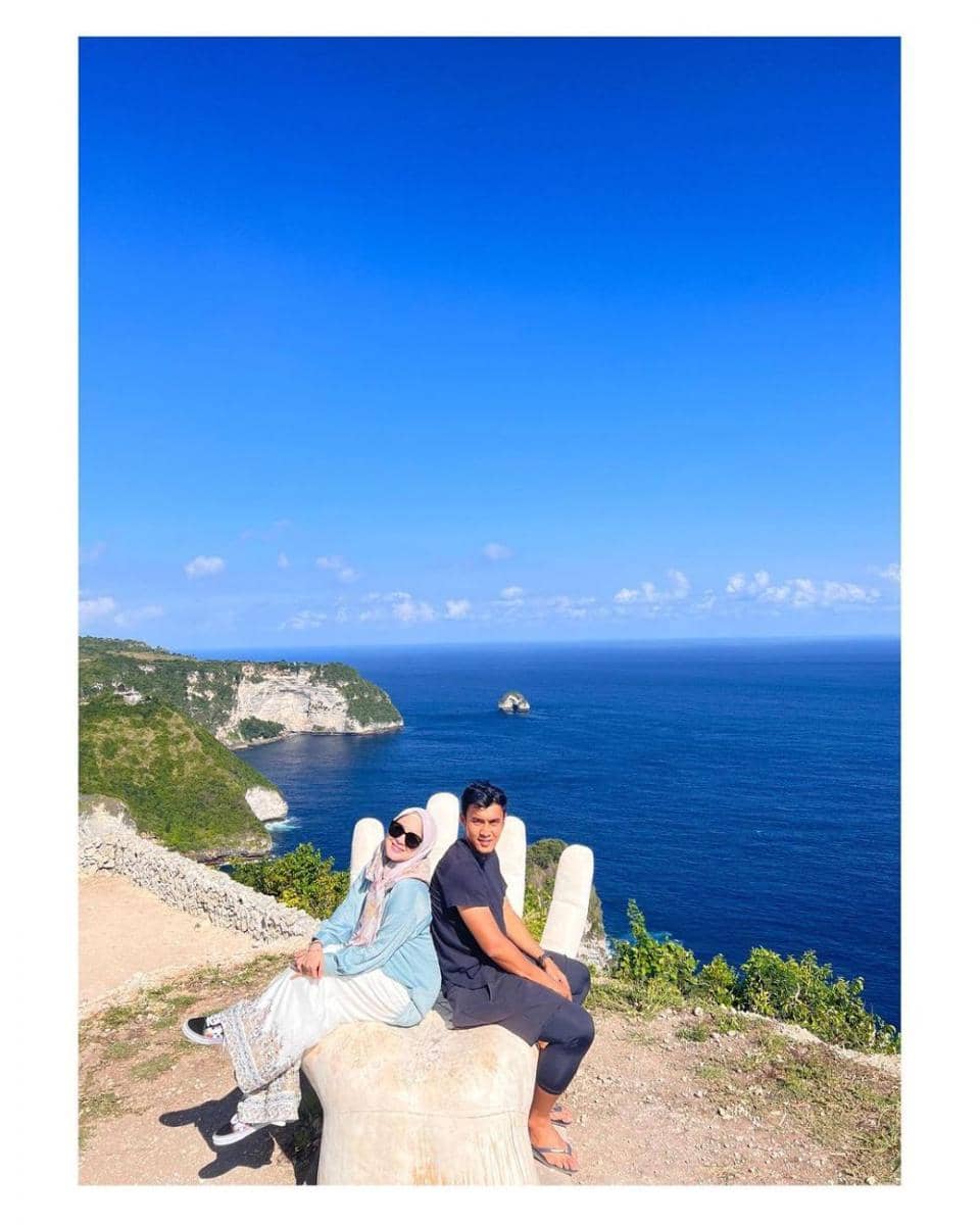 Okie Agustina dan suami (instagram.com/okieagustina_)