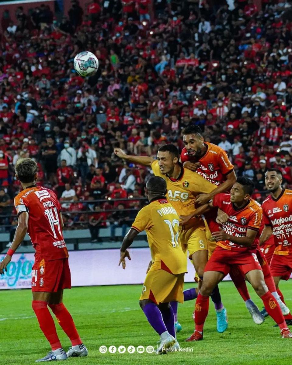 Pemain Persik Kediri saat melawan Bali United. Instagram.com/ persikfcoffcial
