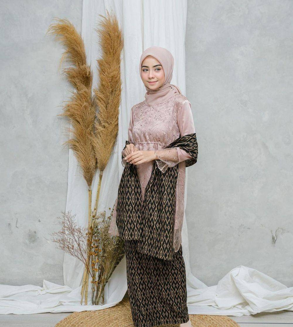 Kebaya brokat pink. (instagram.com/nesaaqila)