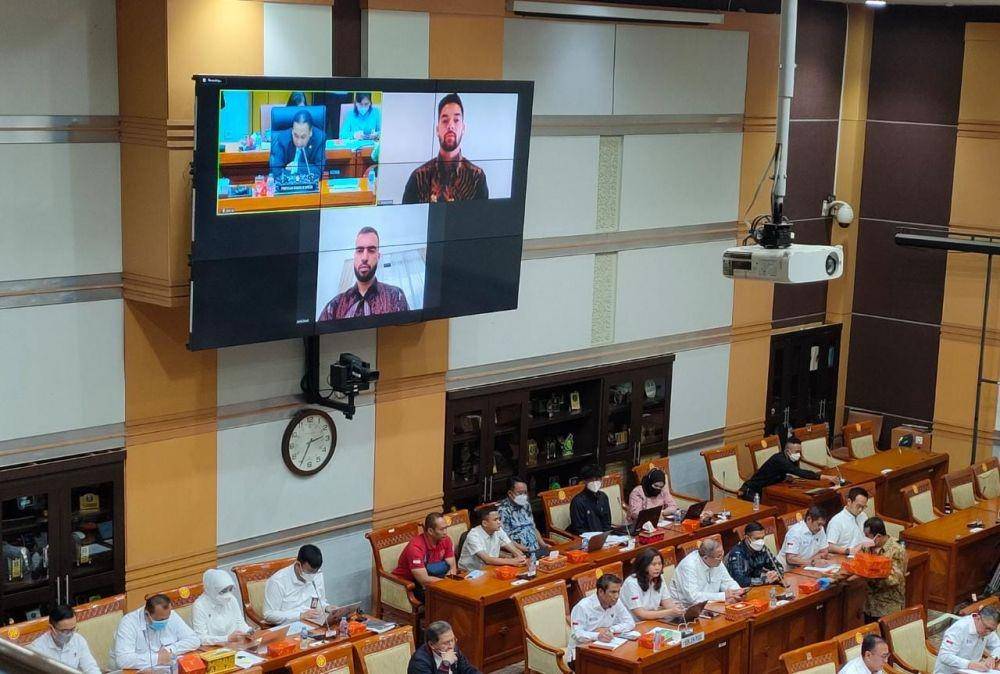 Sandy Walsh dan Jordi Amat mengikuti rapat kerja Komisi III sebagai proses naturalisasinya, Senin (29/8/2022). (IDN Times/Tino)