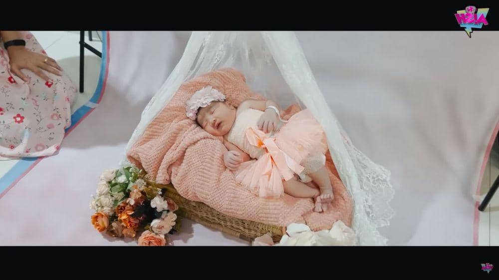 pemotretan baby Puti (youtube.com/aish tv)