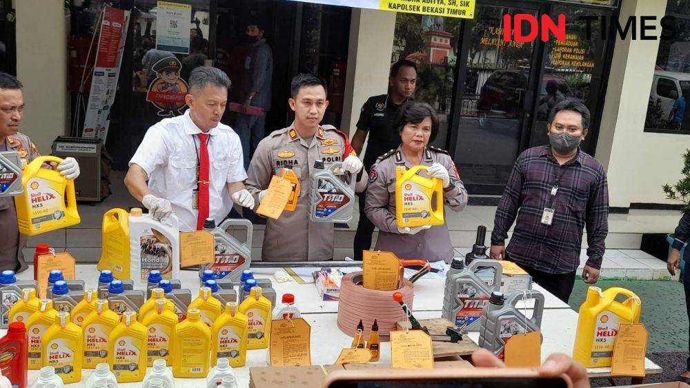 Polisi tangkap empat pelaku yang produksi oli palsu di Bekasi. (IDN Times/Imam Faishal)