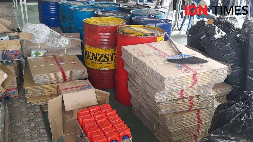 Polisi tangkap empat pelaku yang produksi oli palsu di Bekasi. (IDN Times/Imam Faishal)