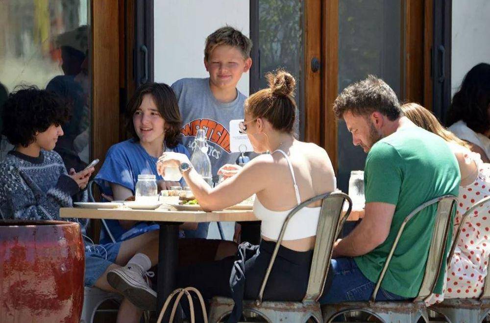 Seraphina Affleck, Emme Muniz, Samuel Affleck, Violet Affleck, Ben Affleck, dan JLO Makan Siang Bersama di Santa Monica (instagram.com/hollywoodstarkids)