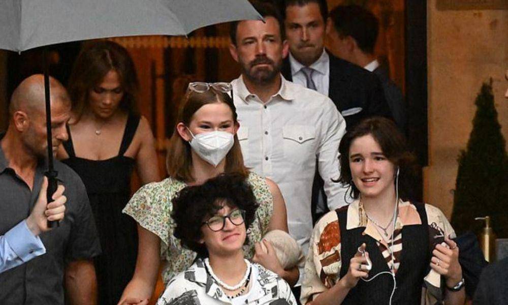 JLo, Ben Affleck, Violet Affleck, Emme Muniz, dan Seraphina Muniz di Paris (wstpost.com)
