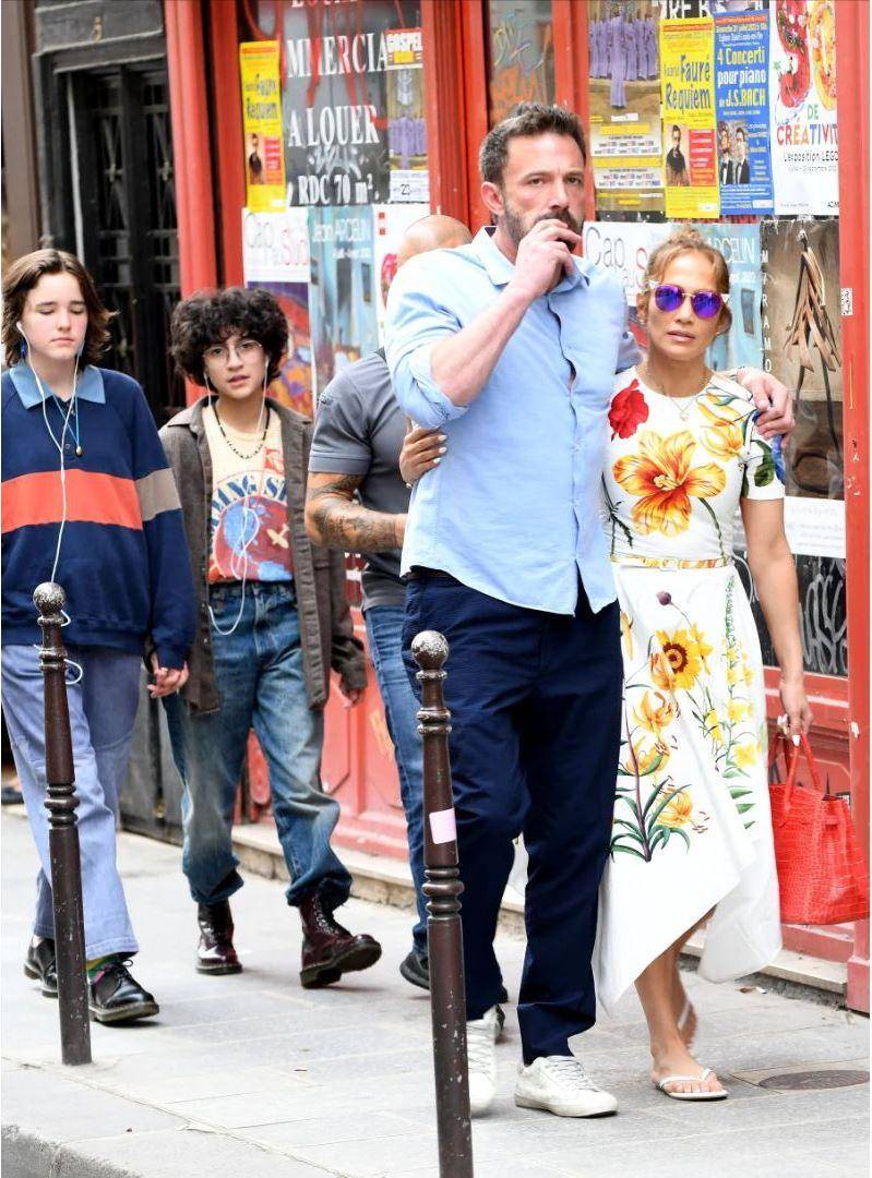 Seraphina Affleck, Emme Muniz, Ben Affleck, dan JLO berjalan-jalan di Paris (lifeandstylemag.com)