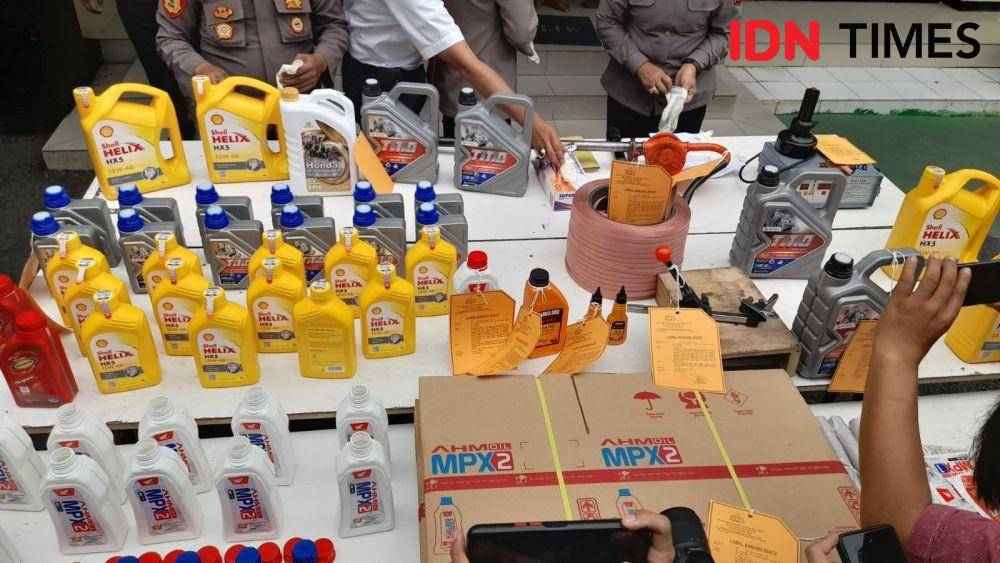 Polisi tangkap empat pelaku yang produksi oli palsu di Bekasi. (IDN Times/Imam Faishal)