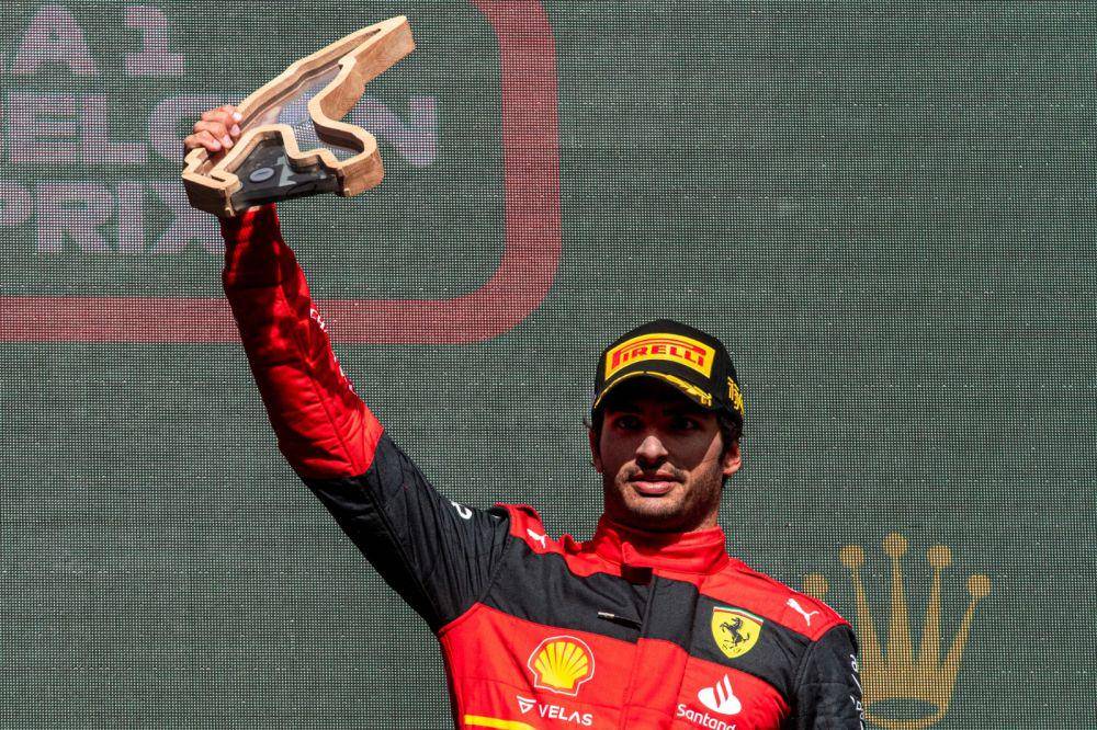 Carlos Sainz mengangkat trofi usai finis ketiga pada GP Belgia 2022. (twitter.com/Carlossainz55)