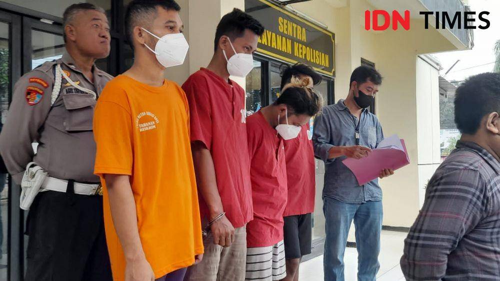 Polisi tangkap empat pelaku yang produksi oli palsu di Bekasi. (IDN Times/Imam Faishal)