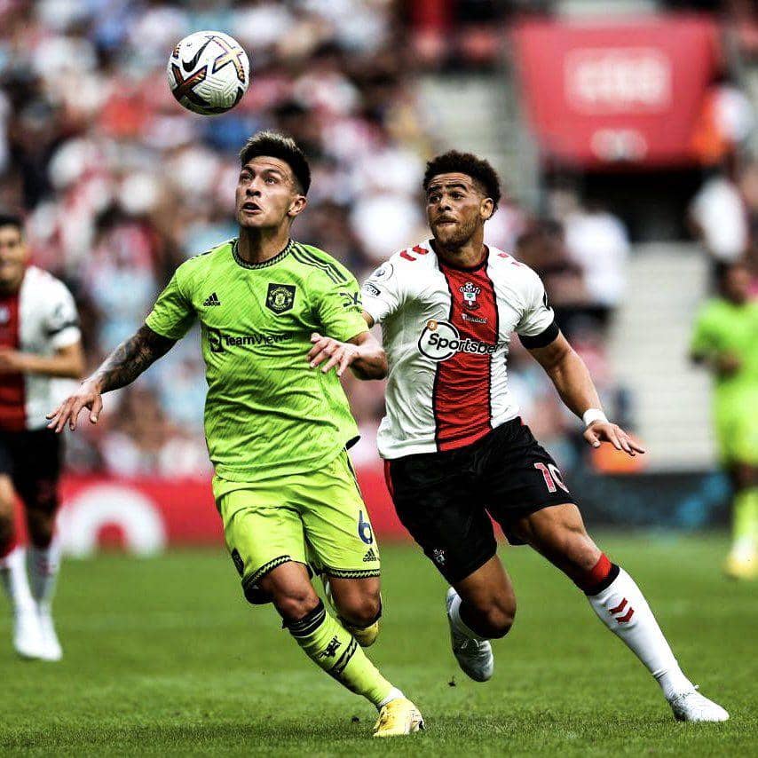Lisandro Martinez (kiri) bermain bersama Manchester United. (twitter.com/LisandrMartinez)