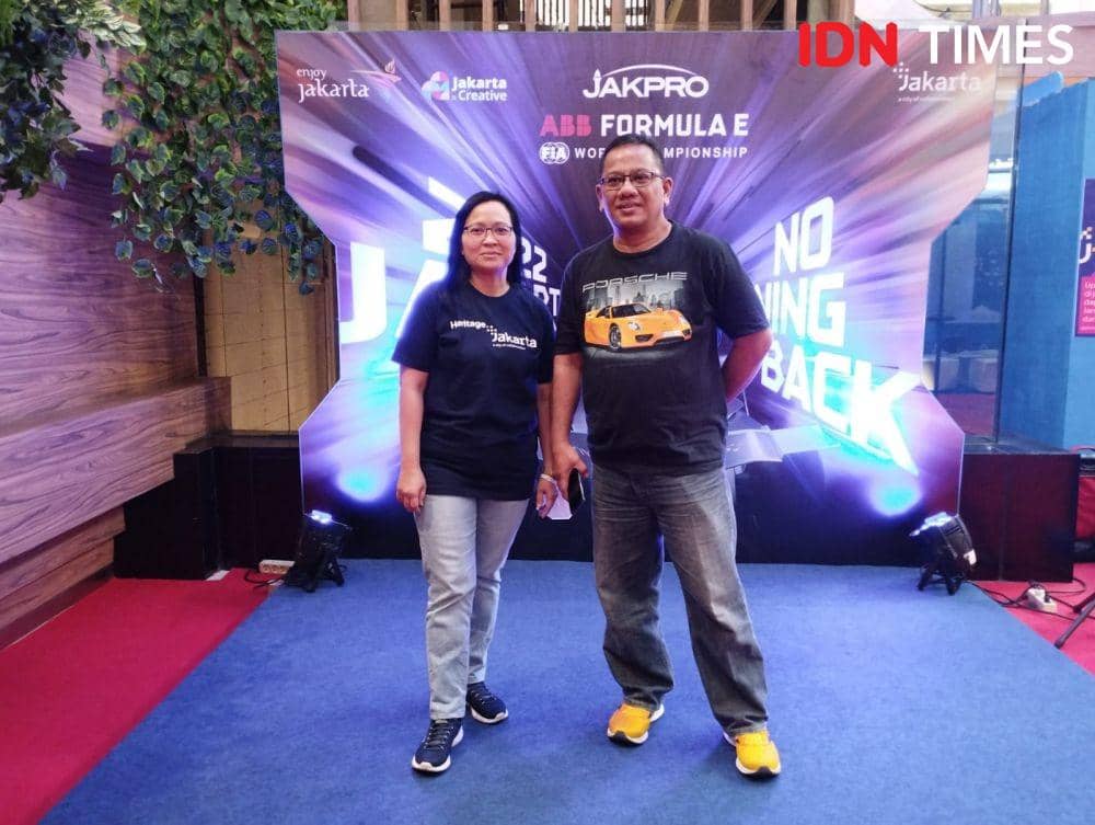 Triatin Permanik dari Dinas Pariwisata dan Ekonomi Kreatif Provinsi DKI Jakarta dan Irwan Kurnia Wisnu, Direktur Inspiro Mega Convexindo, penyelenggara Jakarta Marathon di ajang Jakarta Travel Fair 2022 Medan (IDN Times/Doni Hermawan)