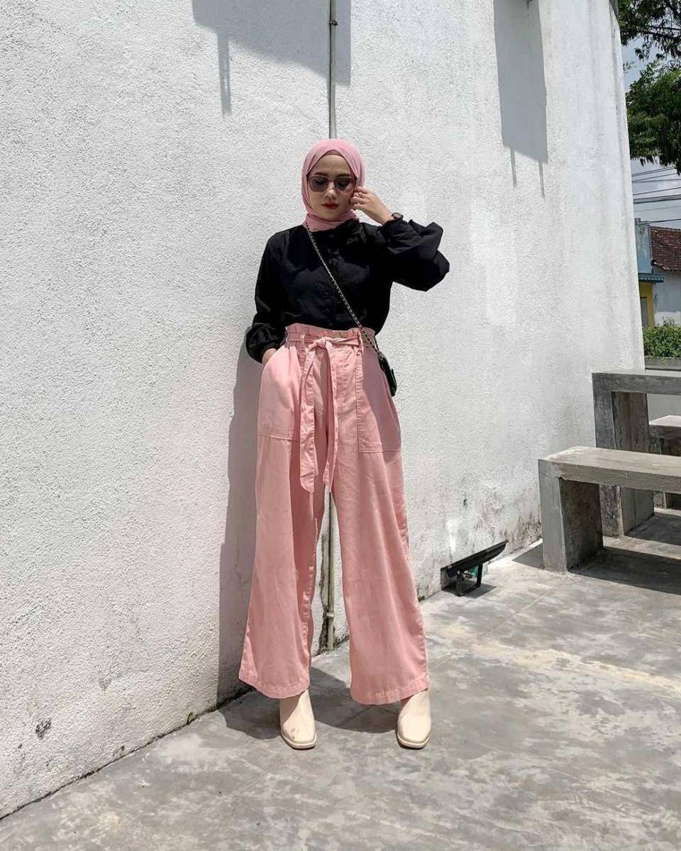 potret OOTD atasan hitam (Instagram.com/chiviaalga)