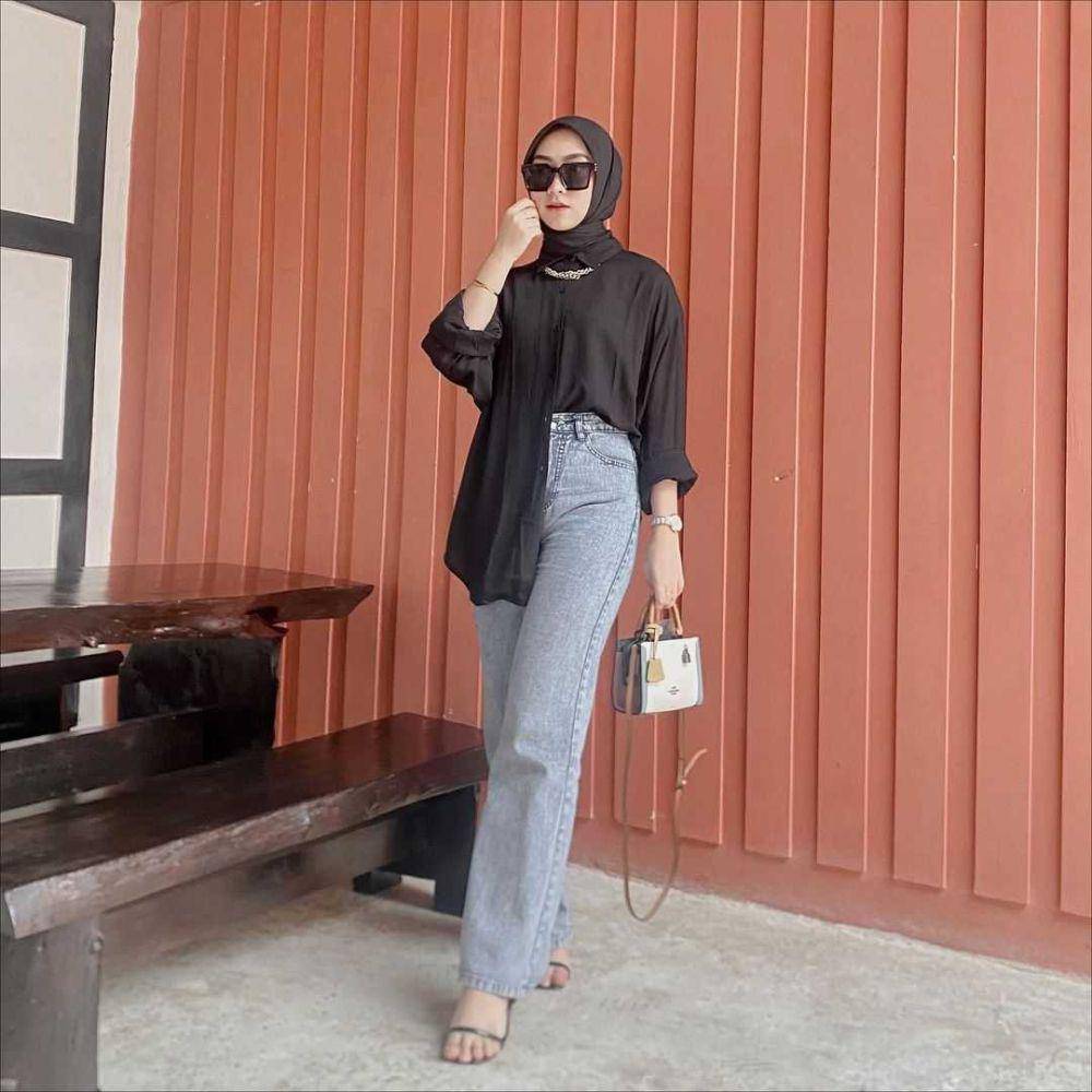 potret OOTD atasan hitam (Instagram.com/scimhrni)