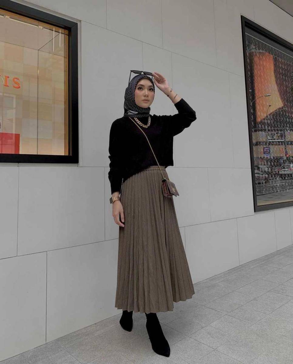 potret OOTD atasan hitam (instagram.com/eykaaanizam)