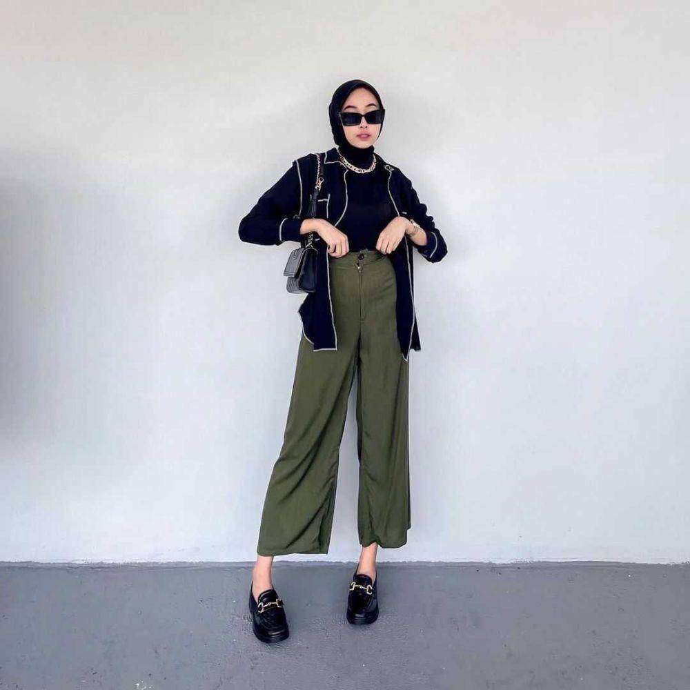potret OOTD atasan hitam (instagram.com/jihansahiraa)