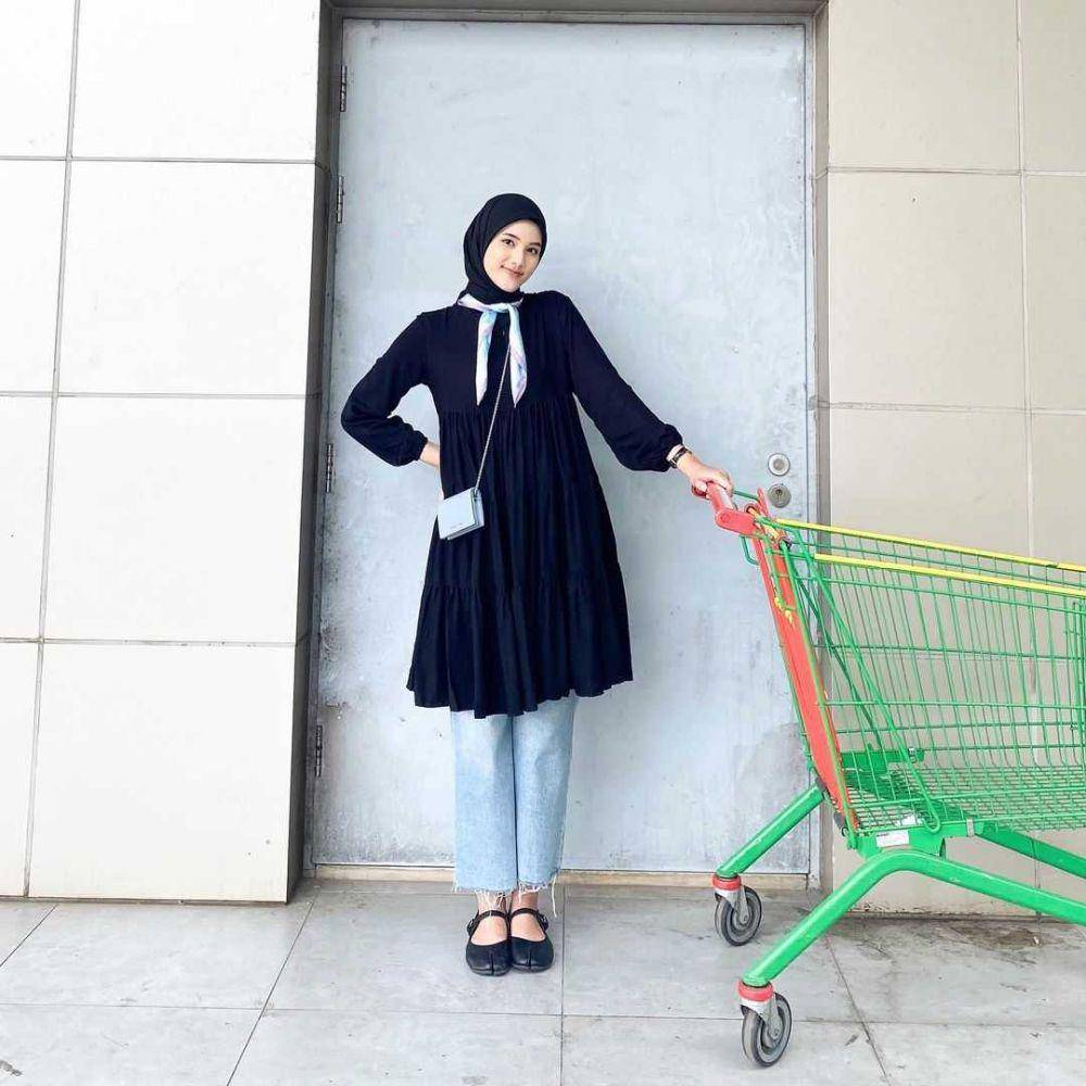 potret OOTD atasan hitam (instagram.com/raniaskdr)