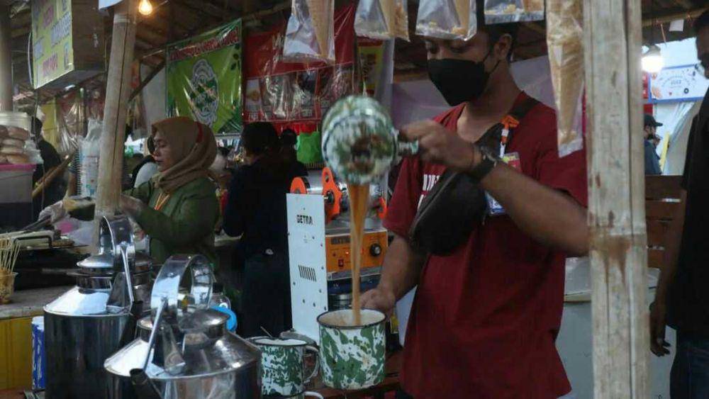 Pembuatan teh tarik (instagram.com/pasarkangen)