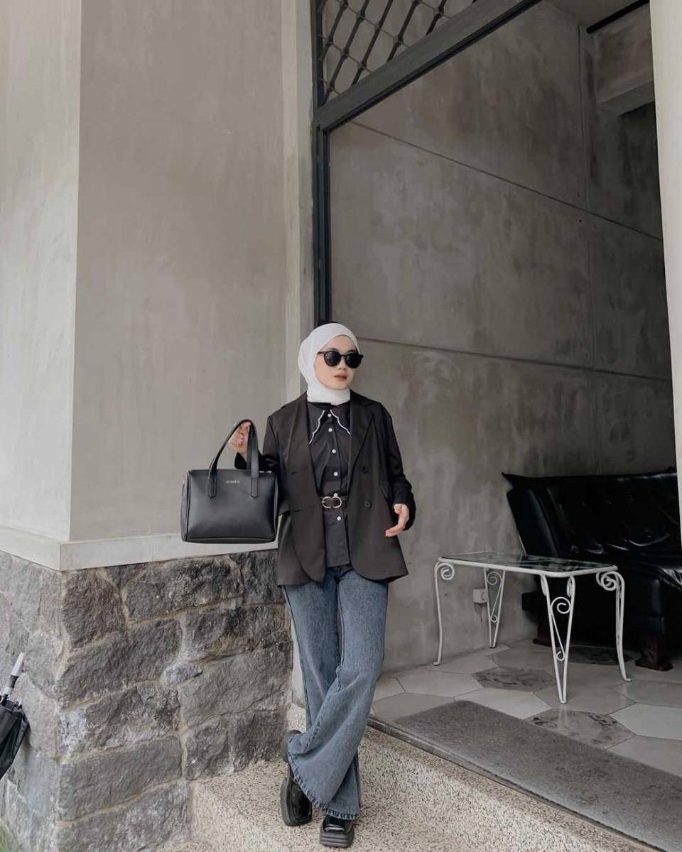 potret OOTD atasan hitam (Instagram.com/nitaginab)