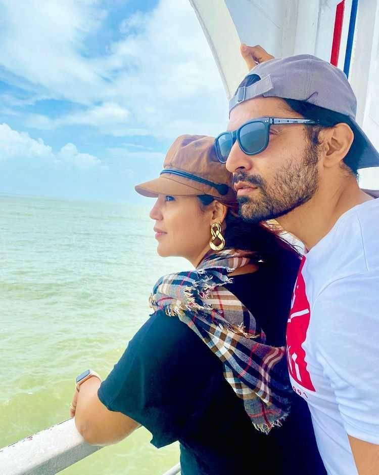 Debina Bonnerjee dan suami (instagram.com/debinabon)