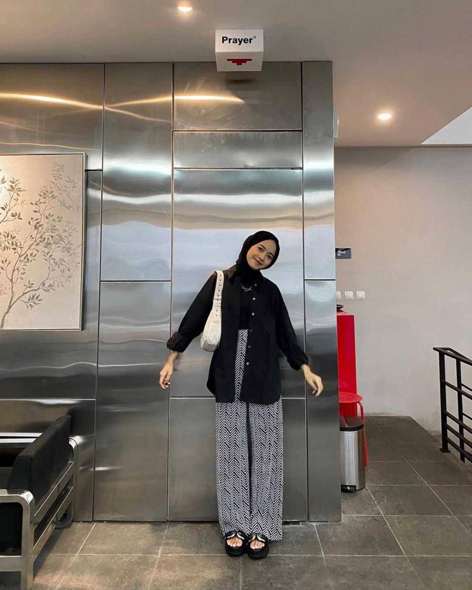 potret OOTD atasan hitam (instagram.com/mgharsty)