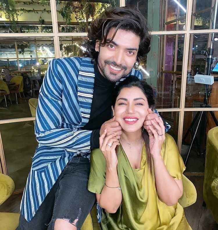 Debina Bonnerjee dan suami (instagram.com/debinabon)