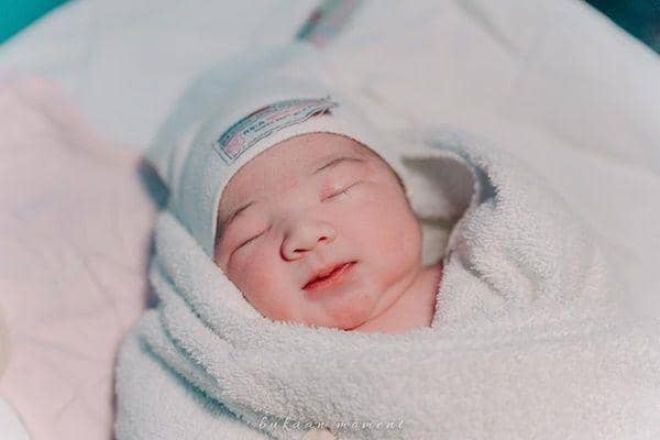 9 Potret Puti Anak Irish Bella Pemotretan Newborn, Kayak Boneka!